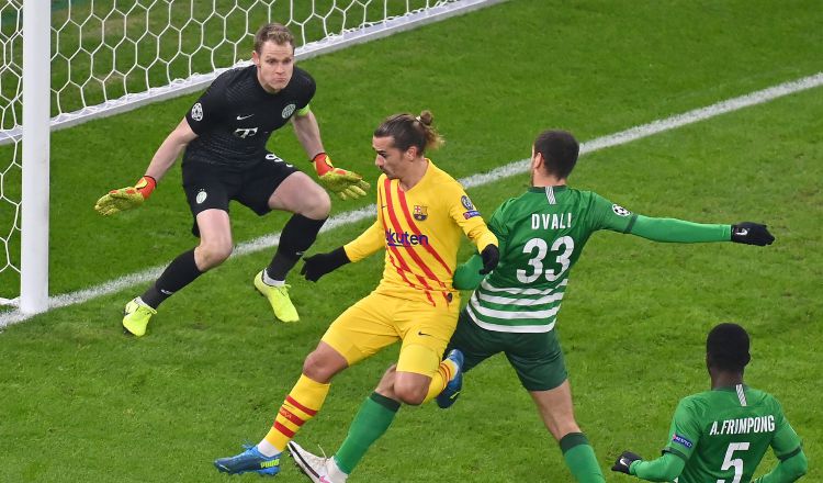 Antoine Griezmann (amarillo) anotó el primer gol del Barcelona. Foto:EFE