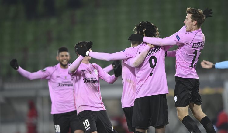 Andrés Andrade (izq.) festeja el segundo gol del Lask. Foto:EFE