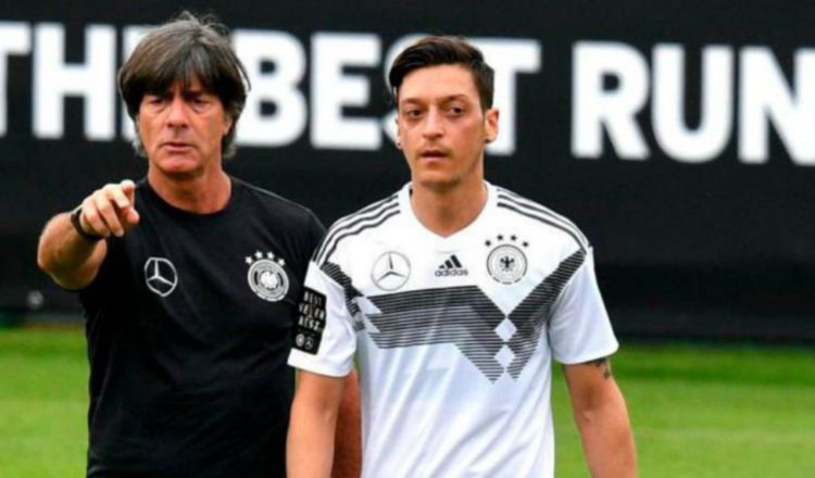 Joachim Löw y Mesut Özil de Alemania. Foto:EFE