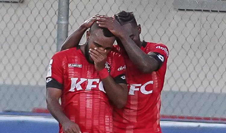 Jhamal Rodríguez es felicitado por Cristian Zúñiga (17) por su gol contra Plaza Amador.