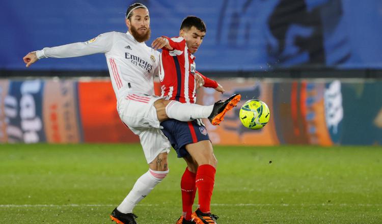 Sergio Ramos del Real Madrid (izq.)  y Ángel Correa del Atlético. Foto:EFE