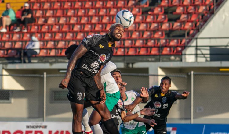 Azmahar Ariano salta a rematar el balón con la cabeza. Foto:LPF