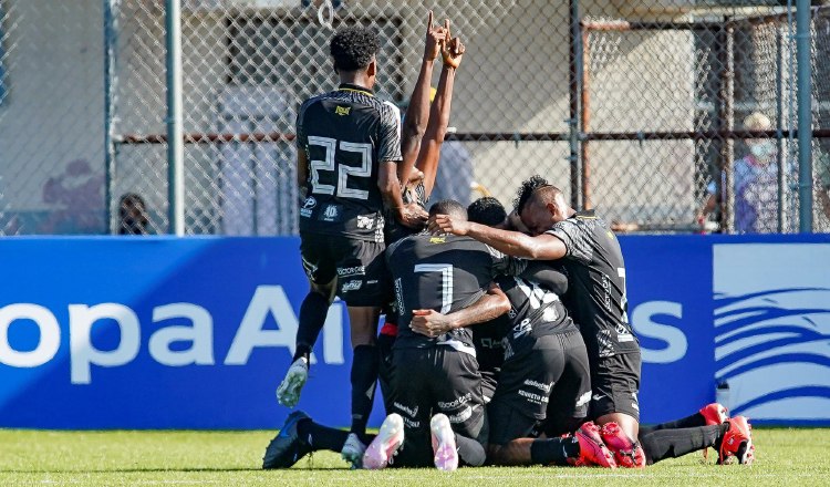 Los jugadores del CAI, festejan el primer gol del partido. Foto:EFE