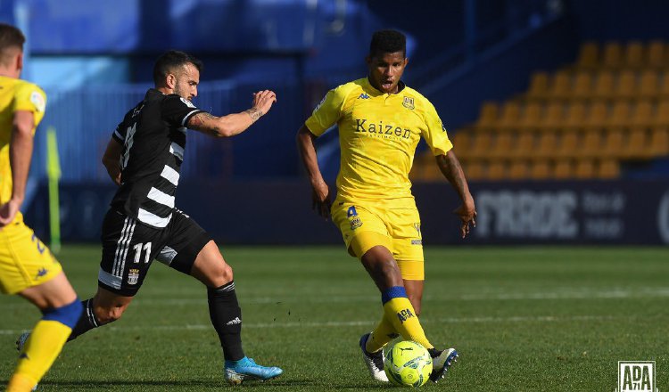 Fidel Escobar (der.) ha sido regular en los últimos juegos con Alcorcón. Foto:@Alcorcón