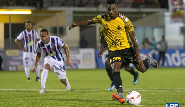 Omar Browne despeja el balón.