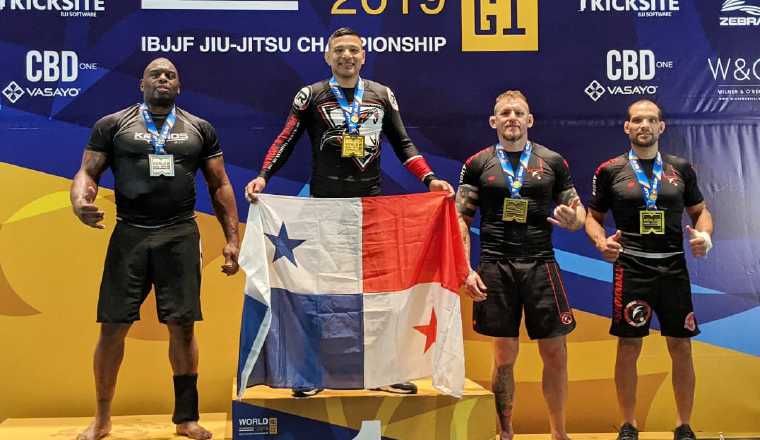 Leonardo González con la bandera de Panamá. Foto:Cortesía