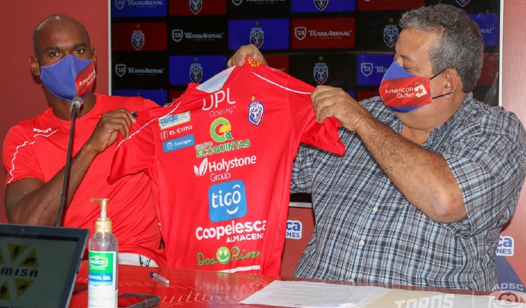 Adolfo Machado (izq.) es presentado por Sergio Chaves. Foto:@ADsancarlos