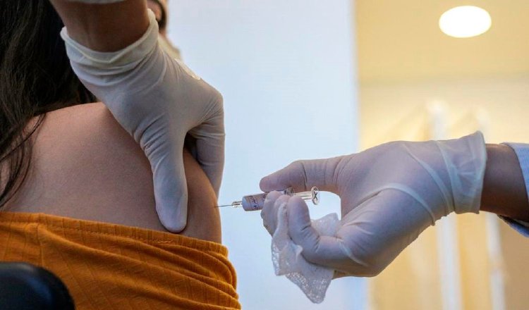 Los primeros en ser vacunados serán los trabajadores de la salud, los más expuestos al virus. Foto ilustrativa