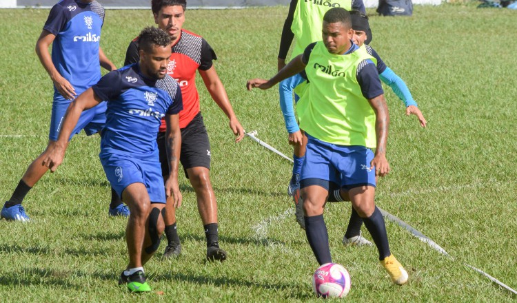 Armando Polo (izq.) y Nelson Barahona con el balón. Foto:@firpo_oficial