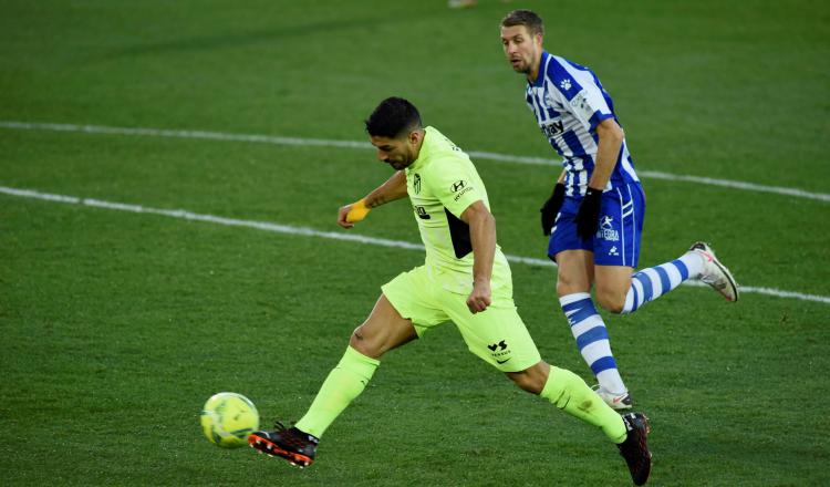 El delantero del Atlético de Madrid, Luis Suárez (i), intenta controlar el balón ante el defensa francés del Alavés, Florian Lejeune. Foto:EFE