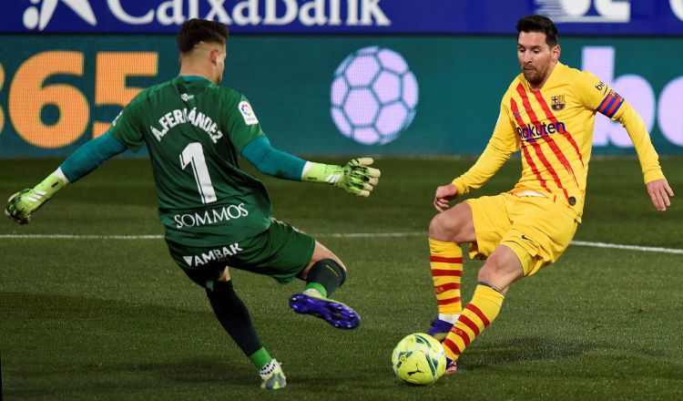 Messi remata al arco del portero de Huesca, Álvaro Fernández. Foto:EFE