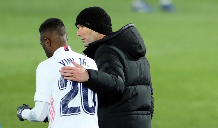 Zinedine Zidane, conversa con el delantero brasileño Vinicius.  Foto:EFE