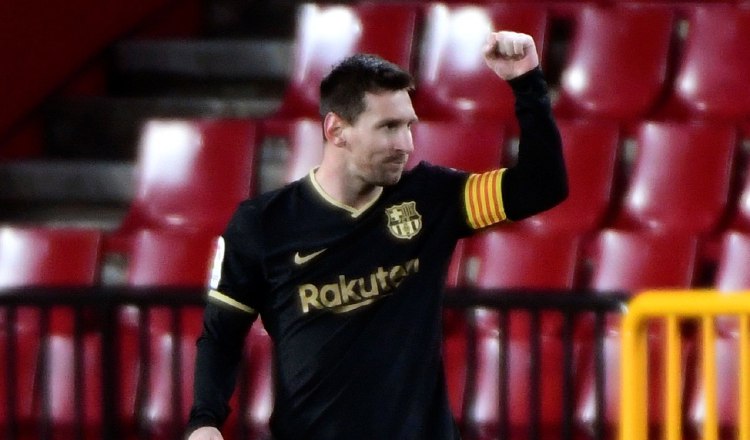 Leo Messi, celebra su gol contra el Granada. Foto:EFE