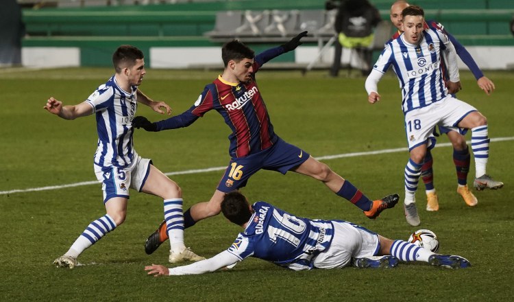 El delantero Pedri (cent) del Barcelona.} Foto:EFE
