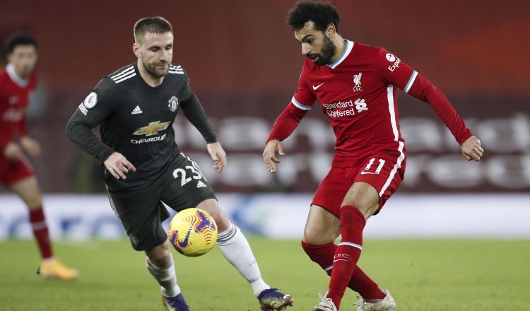 Mohamed Salah (Der.) del Liverpool y Luke Shaw del United. Foto:EFE