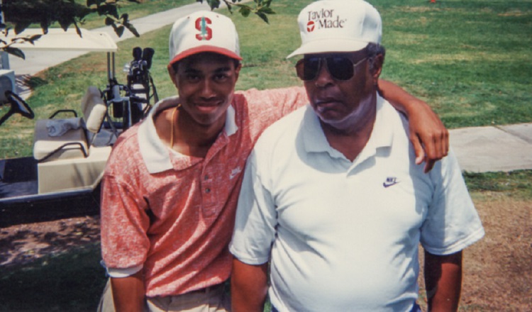 Tiger Woods junto a su padre Earl. Tiger Woods junto a su padre Earl. Foto: Cortesía