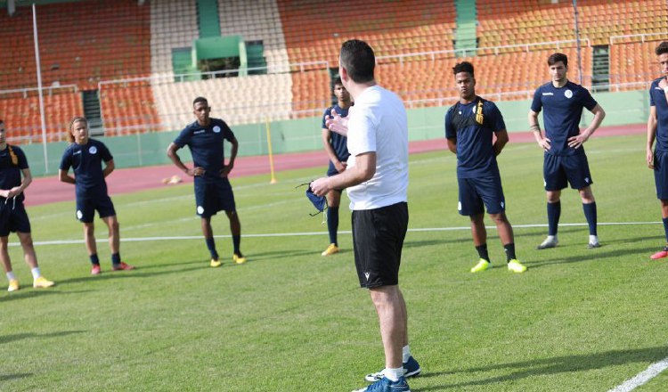 El técnico Jacques Pasy durante los entrenamientos del seleccionado dominicano. Foto:Cortesía