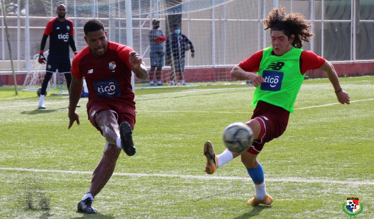 Román Torres (izq.) en los entrenamientos de la selección. Foto:@Fepafut