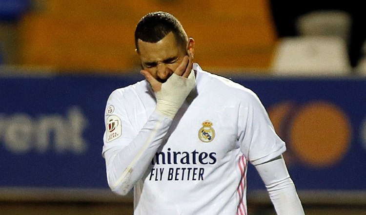 El delantero del Real Madrid Karim Benzema, lamenta la derrota. Foto:EFE
