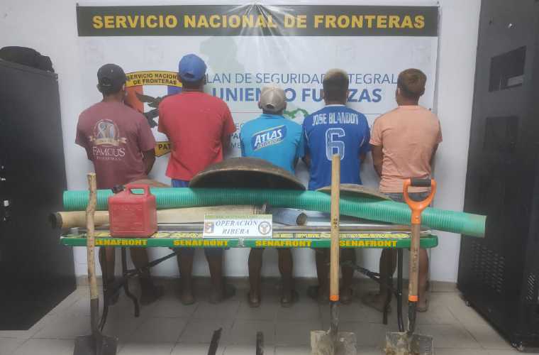 Detenidos y equipos confiscados por las unidades del Servicio Nacional de Fronteras. Cortesía