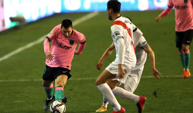 Leo Messi del Barcelona (izq), intenta llevarse el balón ante el defensa del Rayo Vallecano, Iván Martos. Foto:EFE