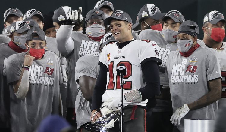 Tom Brady (12) del equipo de Tampa Bay, festeja la clasificación al Super Bowl. Foto:EFE