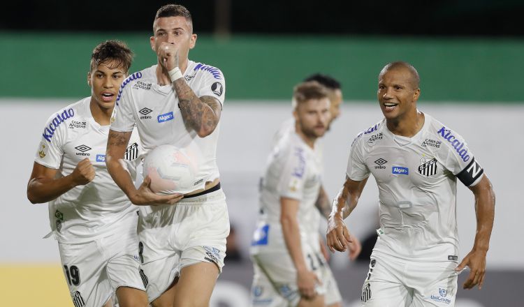 Jugadores del Santos festejan durante un partido de Copa Libertadores. Foto:EFE