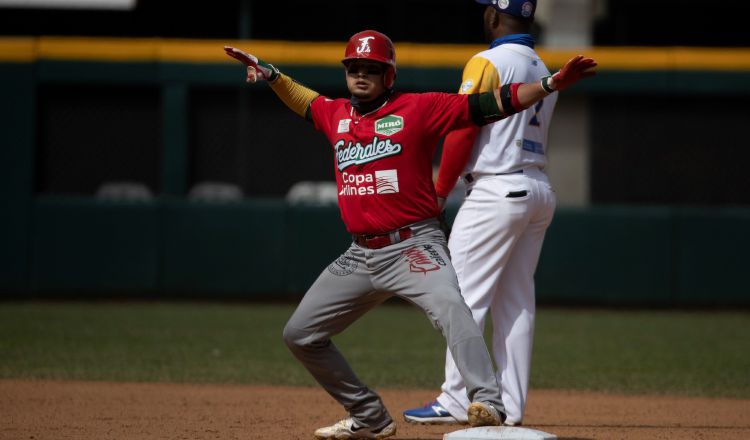 El pelotero panameño Rodrigo Vigil celebra ante Colombia. Foto:EFE