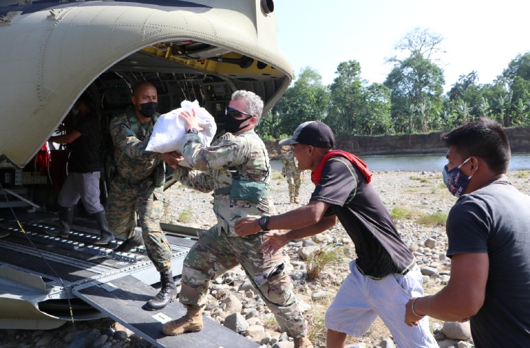 El comandante Fuerza de Tarea Conjunta-Bravo, coronel John Litchfield, ayuda a bajar la carga de un helicóptero Chinook. Jorge Vega/ Senafront