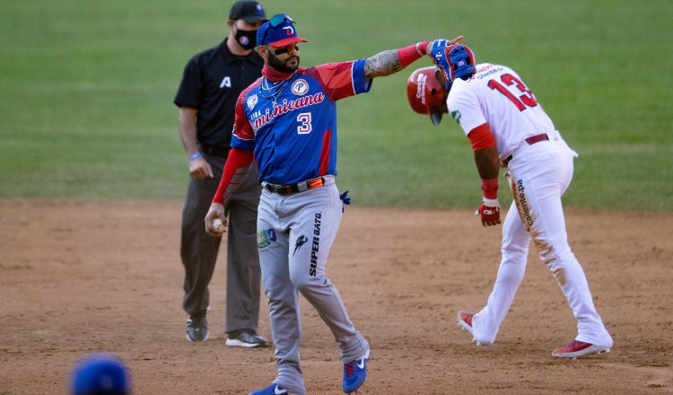 El pelotero dominicano Jonathan Villar (i) en acción junto al panameño Allen Córdoba. Foto:EFE