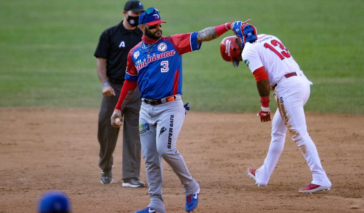 El pelotero dominicano Jonathan Villar (i) en acción junto al panameño Allen Córdoba. Foto:EFE 