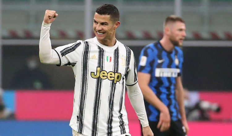 Cristiano Ronaldo de la Juventus festeja uno de sus goles. Foto:EFE