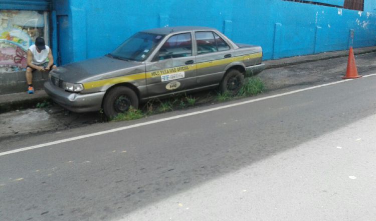 Hasta vehículos oficiales hay abandonados en las diferentes calles de la capital. 