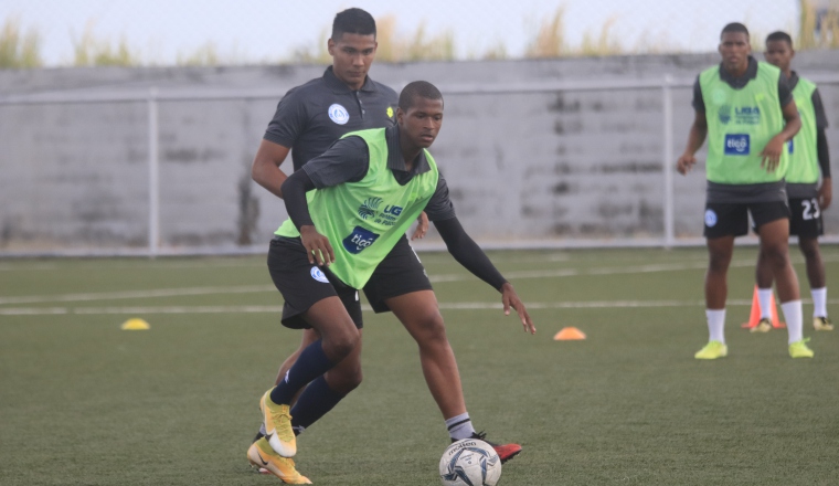 Jugadores Universitarios en los entrenamientos. Foto:@UDUniversitario