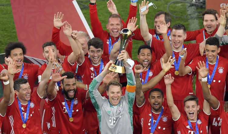 Los jugadores del Bayern Munich  con el ´trofeo de campeones del Mundial de Clubes. Foto:EFE