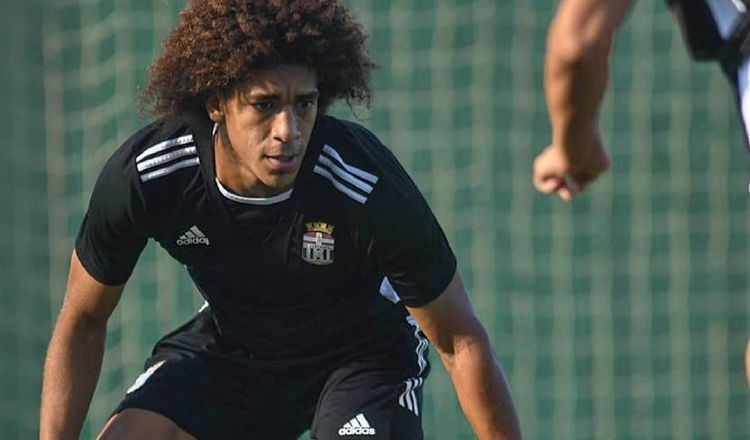 Adalberto 'Coco' Carrasquilla con el balón. Foto:@FCCartagena_efs