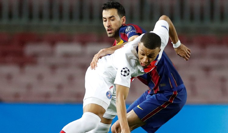 Kylian Mbappé, el hombre del partido, marcó triplete  ayer en su visita al Camp Nou. EFE