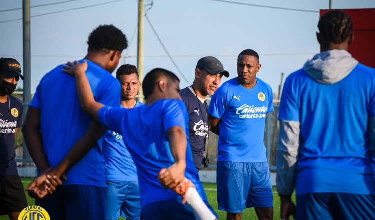 Julio Infante (cent) habla con los jugadores. Foto:Twitter