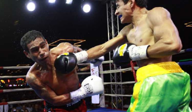 El chiricano Roger Saldaña (der.) estará en la estelar hoy ante el colonense Garay. Foto: Anayansi gamez