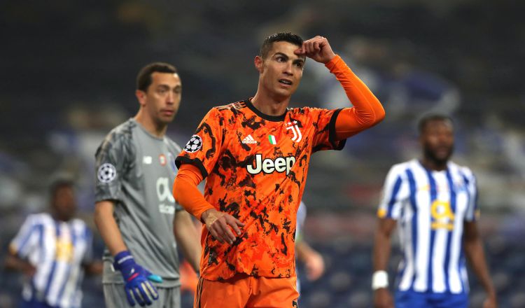 Cristiano Ronaldo reacciona, luego de la derrota de la Juventus. Foto:EFE