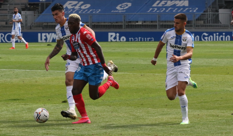 José Luis 'Puma'Rodríguez conduce el balón en un partido del Lugo. Foto:EFE