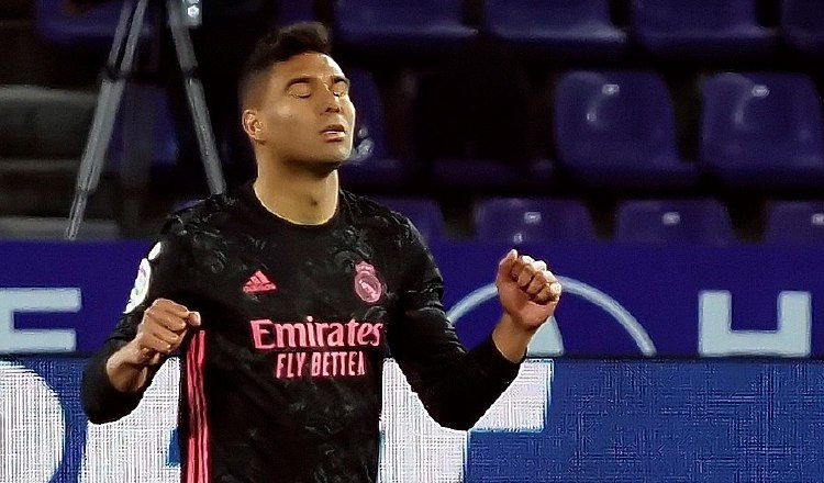 Carlos Casemiro (izq.) celebra tras marcar ante el Valladolid. Foto:EFE