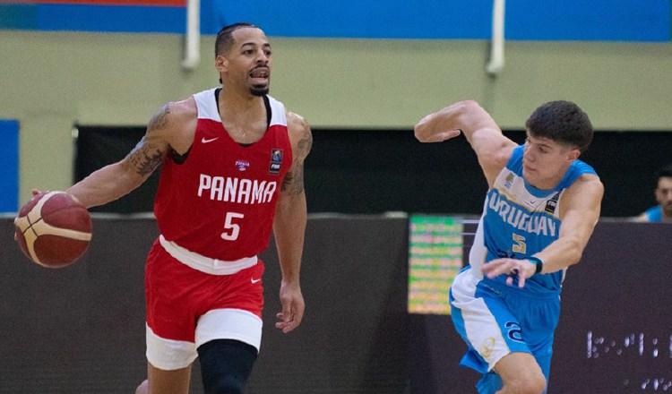 Trevor Gaskins de Panamá (5) es marcador por un jugador de Uruguay. Foto:@FIBA