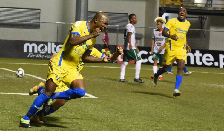 Julio Caicedo de Herrera (izq.) festeja su gol ante Chiriquí, mientras que Luis Tejada (der.) lo observa. Foto:@herrerafc_