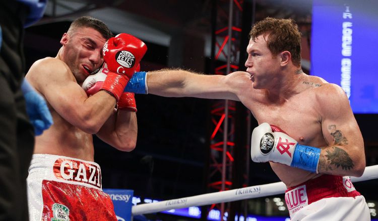 'Canelo' Álvarez (der.) golpea al turco Ani Yildirim. Foto:EFE