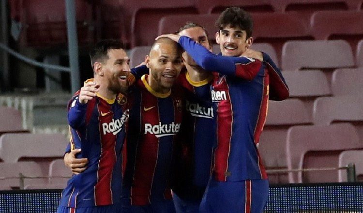 Los jugadores del Barcelona celebran el gol de Braithwaite (cent.) durante el partido de vuelta de semifinales de la Copa del Rey. Foto:EFE