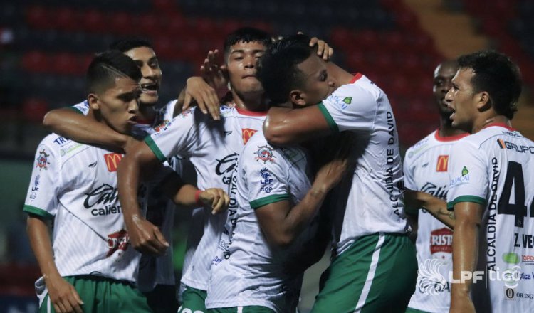 'Chino' Pereira es felicitado por sus compañeros en Chiriquí Foto:LPF