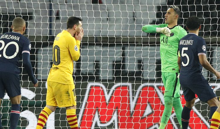 Messi del Barcelona (izq.) se lamenta, luego de fallar el penal ante el portero tico Keylor Navas del PSG. Foto:EFE