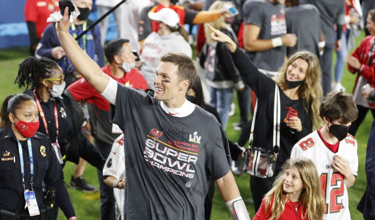 Tom Brady festeja haber ganado el Super Bowl con Tampa. Foto:EFE