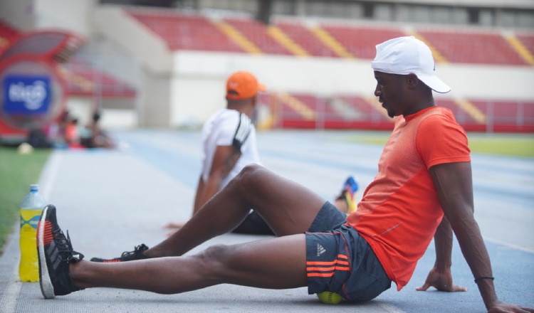 Alonso Edward durante los entrenamientos en el estadio Rommel Fernández. Foto:Pandeportes